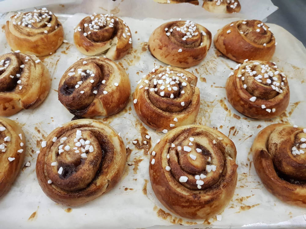 Hausgemachte Zimtschnecken auf einem Backblech im Karlsons