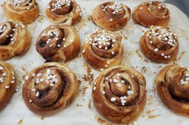 Schwedische Zimtschnecken frisch gebacken gibt es im Karlsons